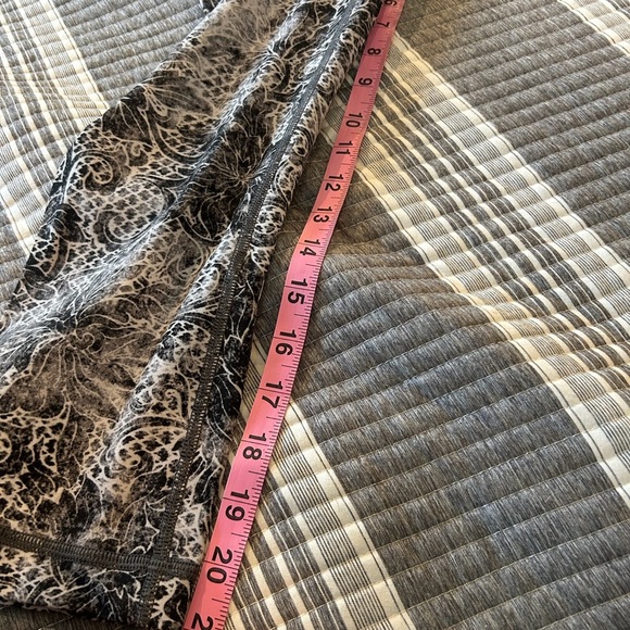 Lululemon Athletica Black and Gray Patterned Capris - Picture 5 of 7
